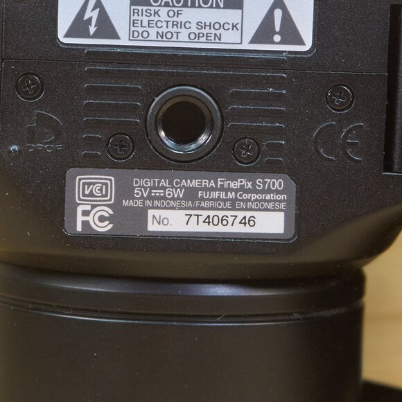 Fujifilm Finepix S700 7.1MP Digital Camera with 10x Optical Zoom - Picture 6 of 7